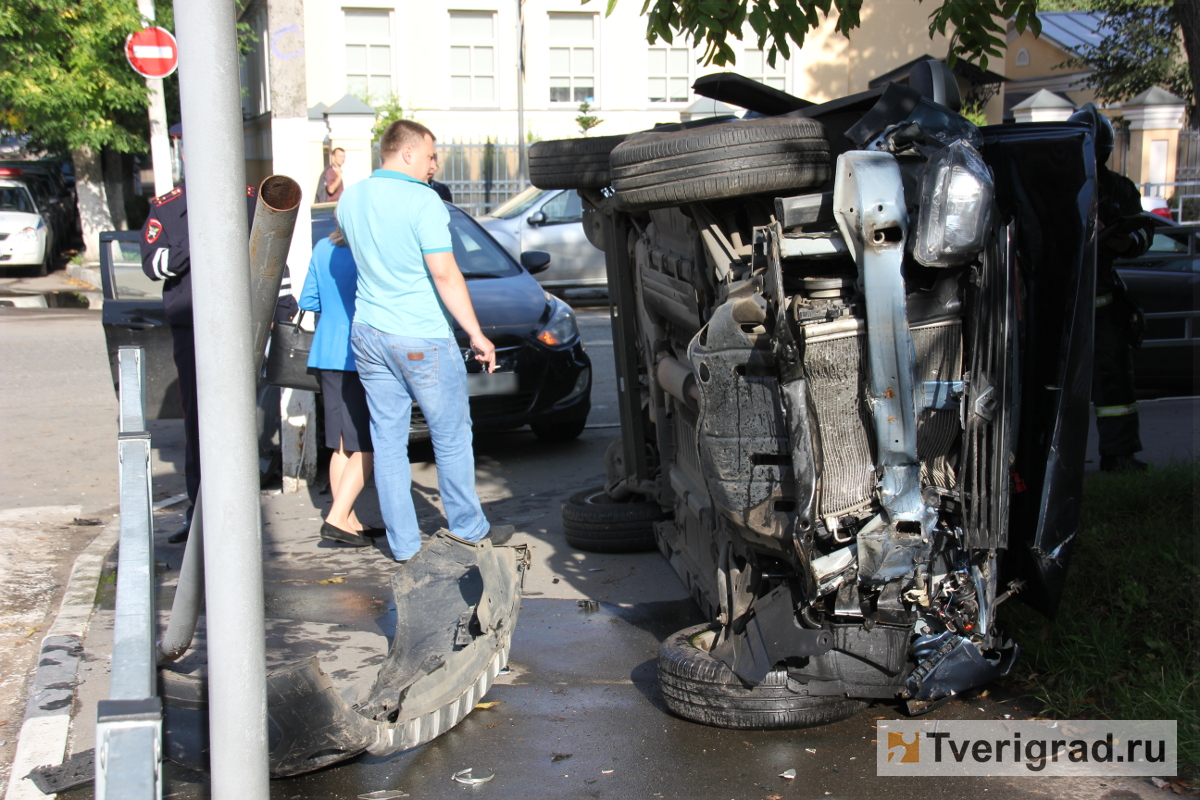 В центре Твери у отеля «Оснабрюк» в результате ДТП одна машина врезалась в  столб, а вторая вылетела на тротуар и перевернулась | Твериград