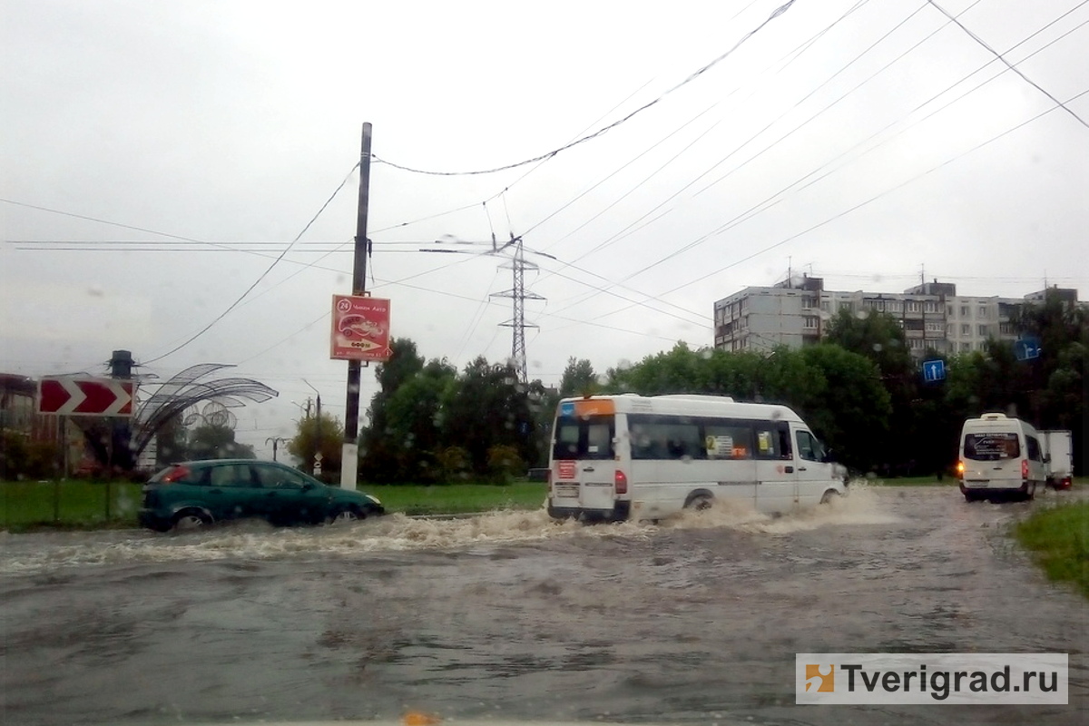 В Твери сотрудники МЧС выталкивают машины с затопленного из-за дождей  кольца в Южном | Твериград