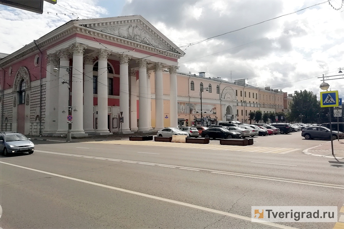 Парковка для водителей станет «вешалкой» для зрителей: в Твери с театралов  будут брать деньги за стоянку автомобилей | Твериград