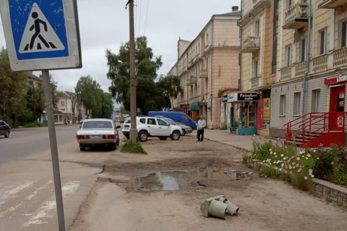 В Тверской области водитель снес светофор и скрылся с места аварии |  Твериград