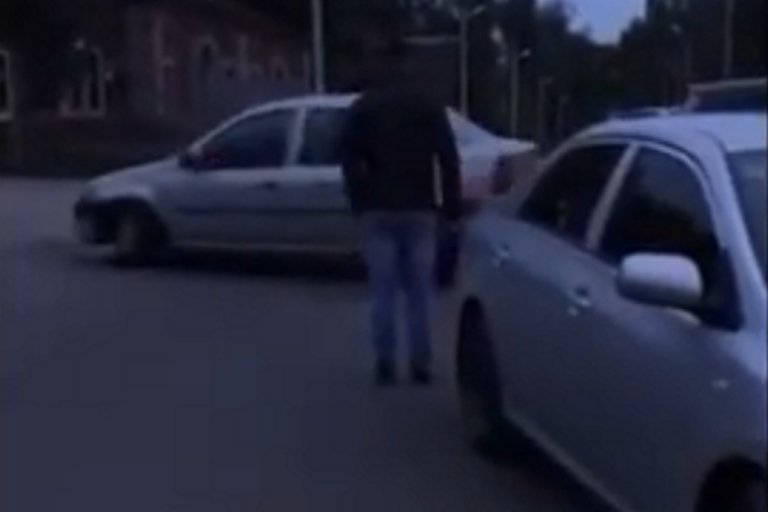 Видео: женщина шла по пешеходному переходу, ее сбил автомобиль