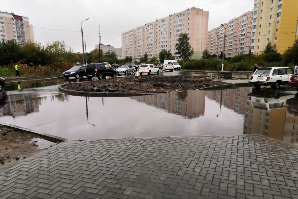 В Твери после первого дождя ушёл под воду только что уложенный асфальт на  улице Луначарского | Твериград