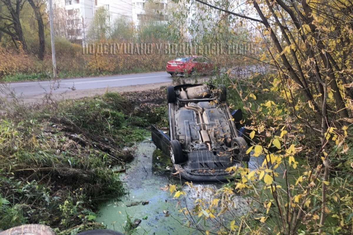 В Твери автомобиль перевернулся, упав в канаву с водой | Твериград