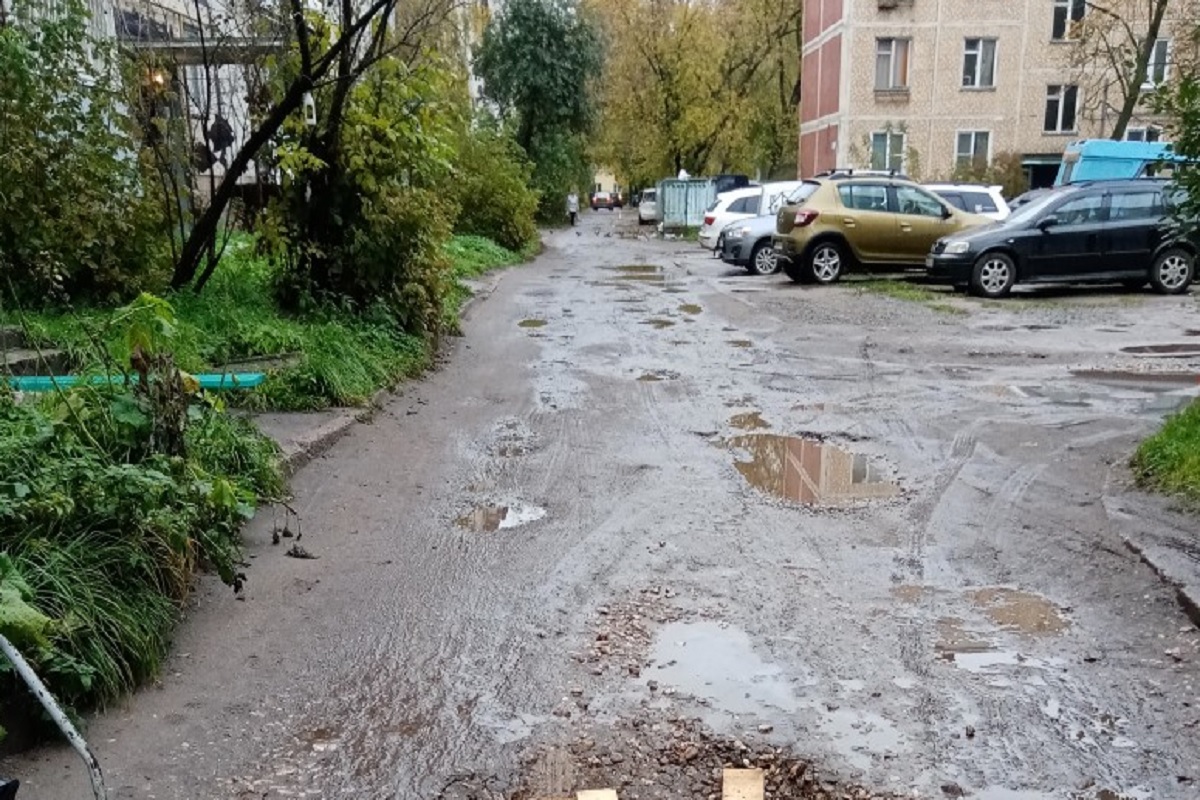 Ямы во дворе. Яма во Владикавказе. Калининградцы жалуются Алиханову на ямы во дворах.