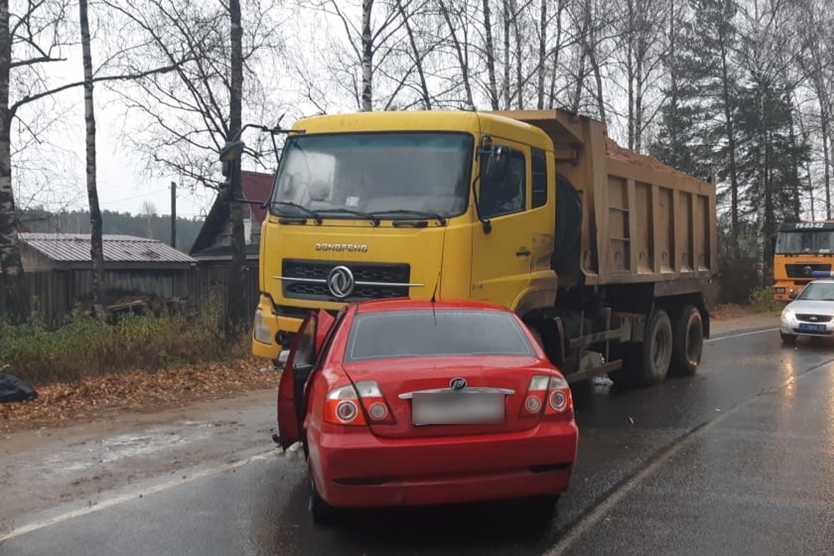 Водитель тверь. Авария на Силикатном Тверь. Грузовики Тверь и. Авария на 12 км Тверь Рождествено 18 октября.