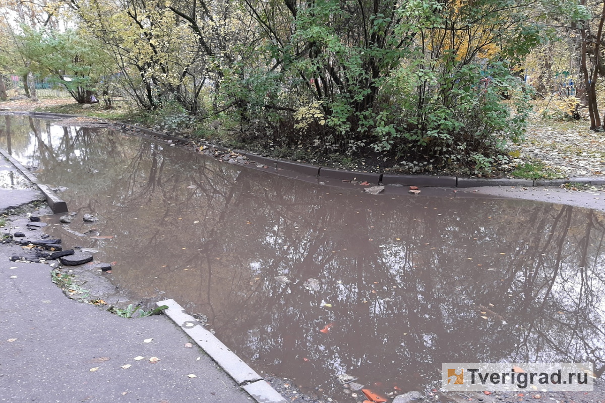 В Твери двор пятиэтажного дома тонет в лужах, грязи и камнях | Твериград