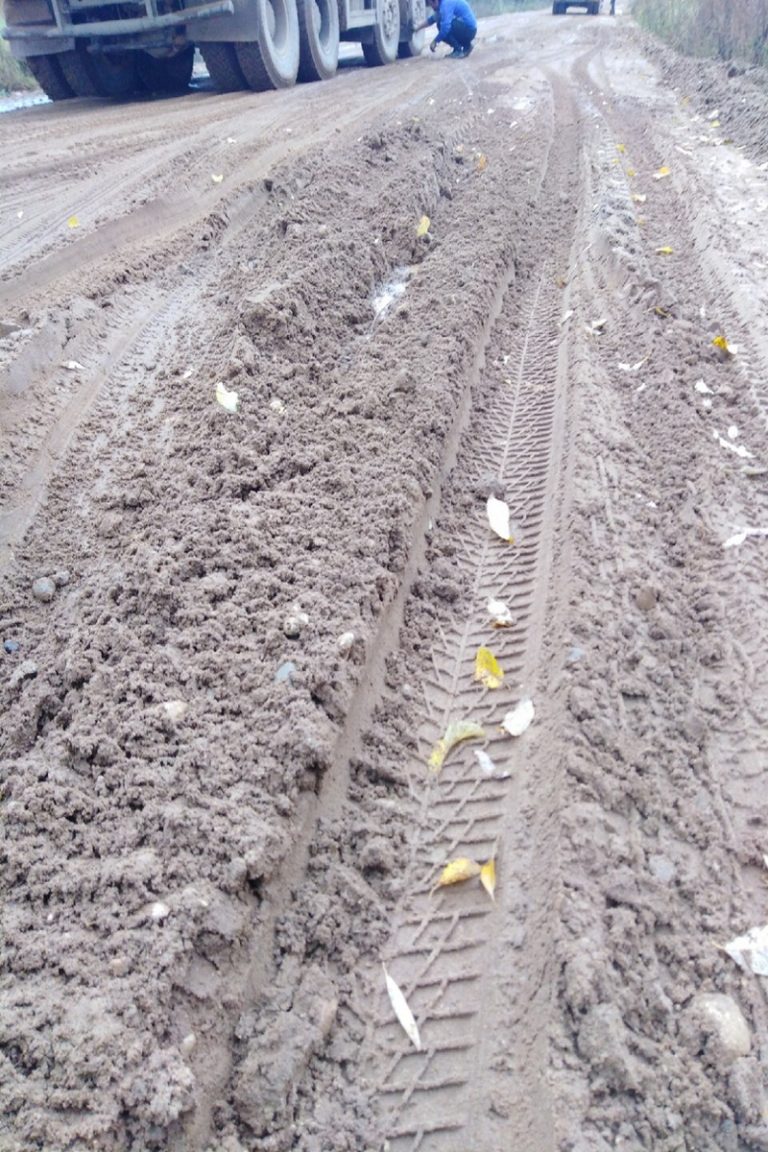 На бездорожье в Тверской области в грязи вязнут даже большегрузы | Твериград