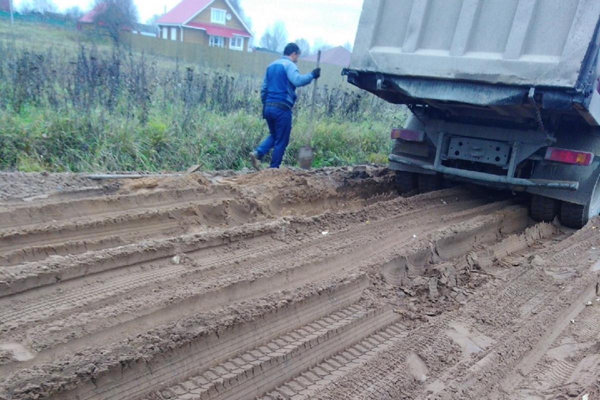 На бездорожье в Тверской области в грязи вязнут даже большегрузы | Твериград