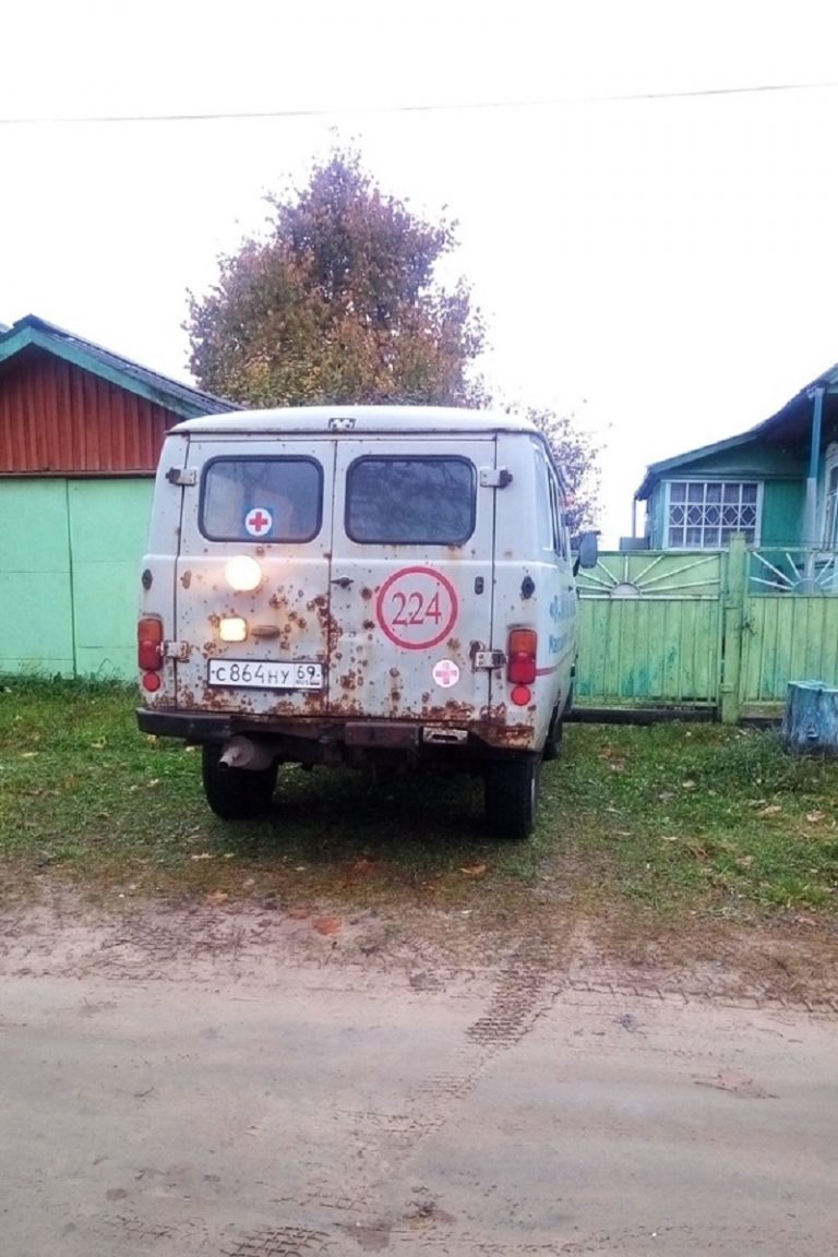 В Тверской области к пациентам приезжает проржавевшая до дыр карета скорой  помощи | Твериград