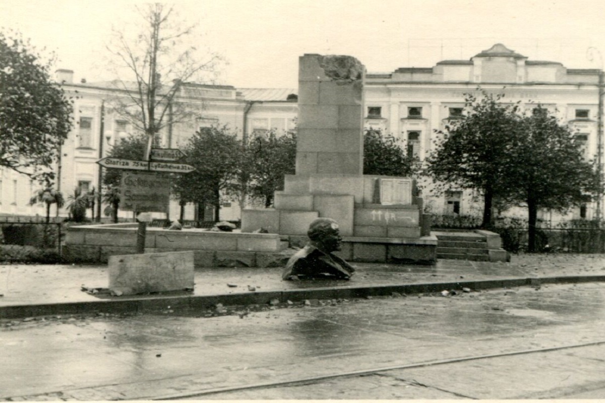 Тверь в годы великой отечественной войны. Освобождение города Калинина 1941. Город Калинин 1941. Оккупированный Калинин 1941. Калинин 1941 площадь Ленина.