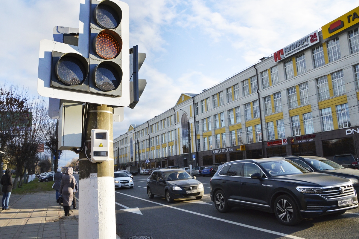 В Твери включили два новых светофора | Твериград