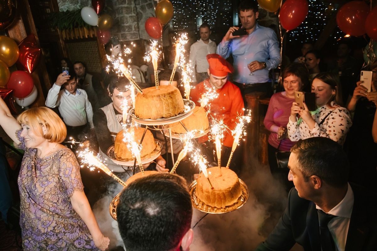 праздновать с размахом. праздновать с размахом. праздновать с размахом. шествие королевы. светская вечеринка в ресторане.