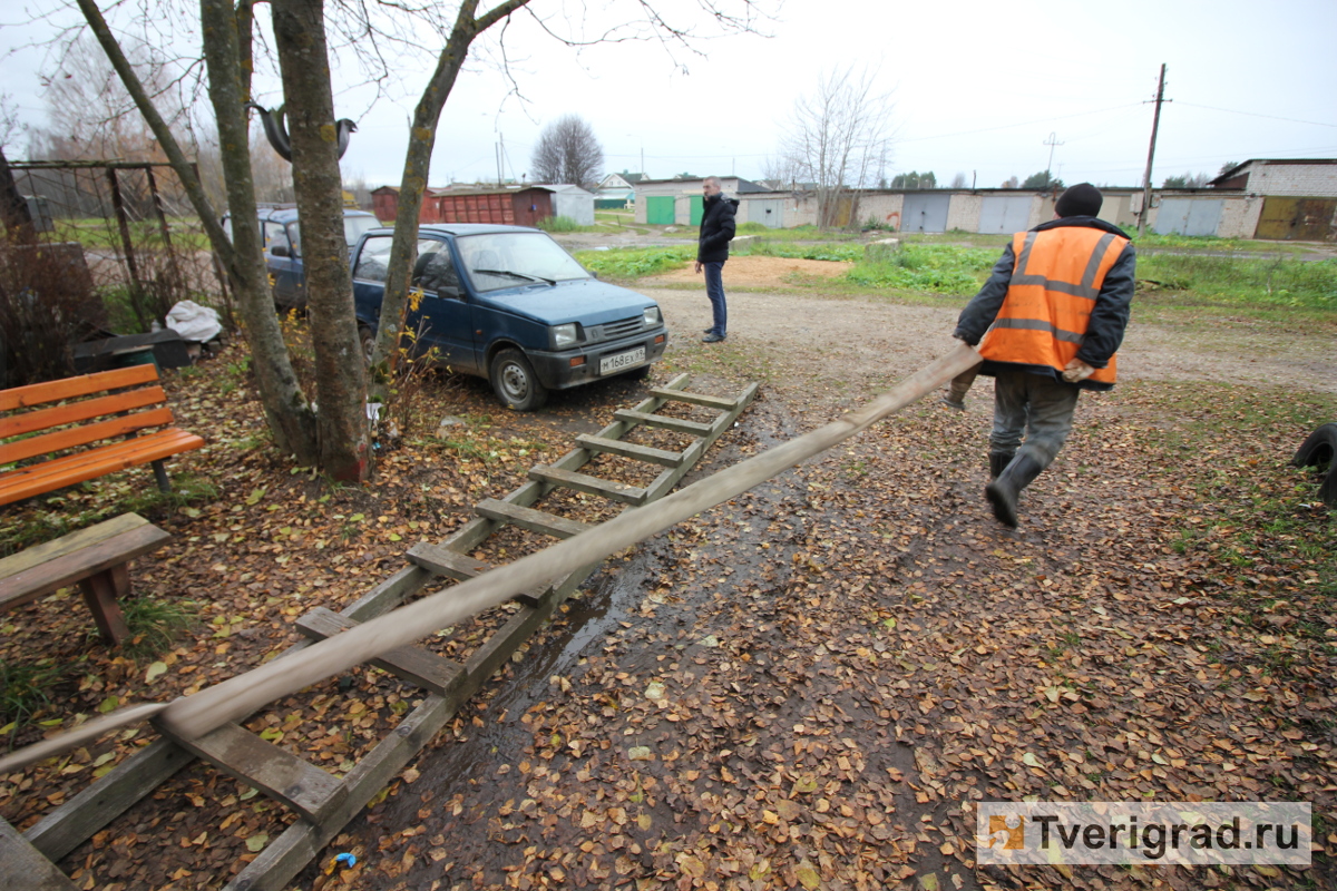 В твери живет. Затопленная дорога в Литвинках Тверь фото.