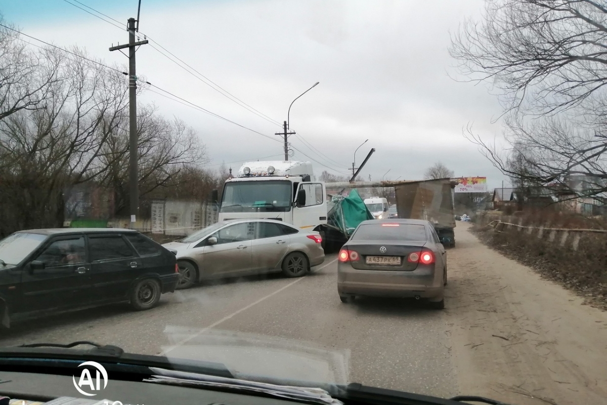 Очередная жертва «Моста глупости»: в Вышнем Волочке грузовик не смог  проехать под трубой | Твериград