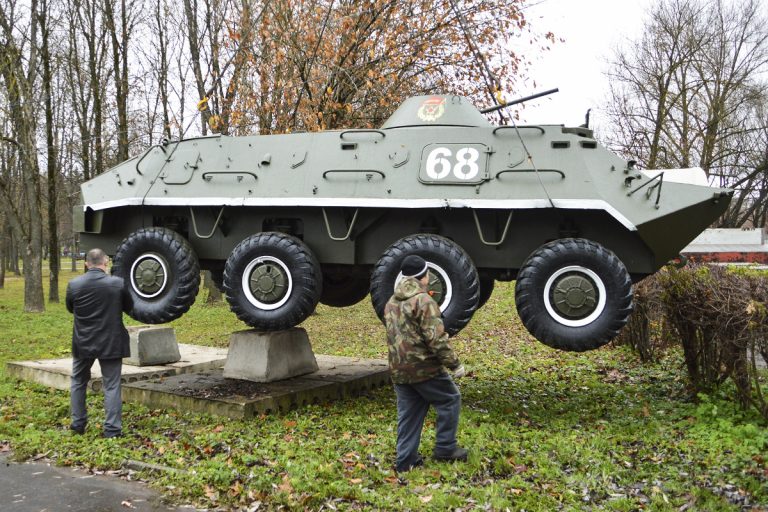 В Николаеве БТР врезался в дерево и повалил его