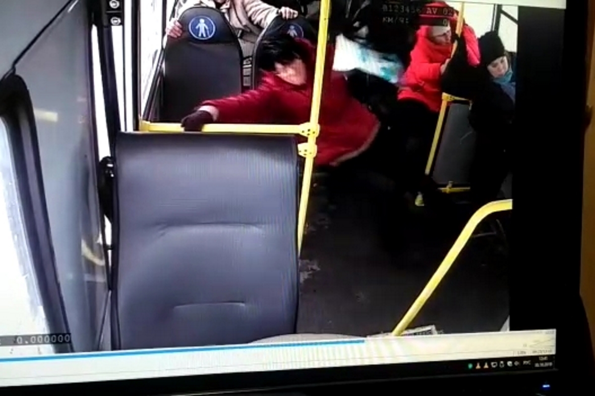 Руль автобуса. Как опрокинулся белый автобус. 120 автобус калининград янтарный дтп. Водитель автобуса который упал. Водитель автобуса который упал.