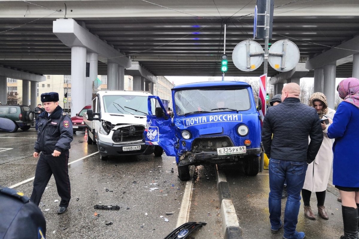 Семь человек пострадали при столкновении двух автомобилей в Твери |  Твериград