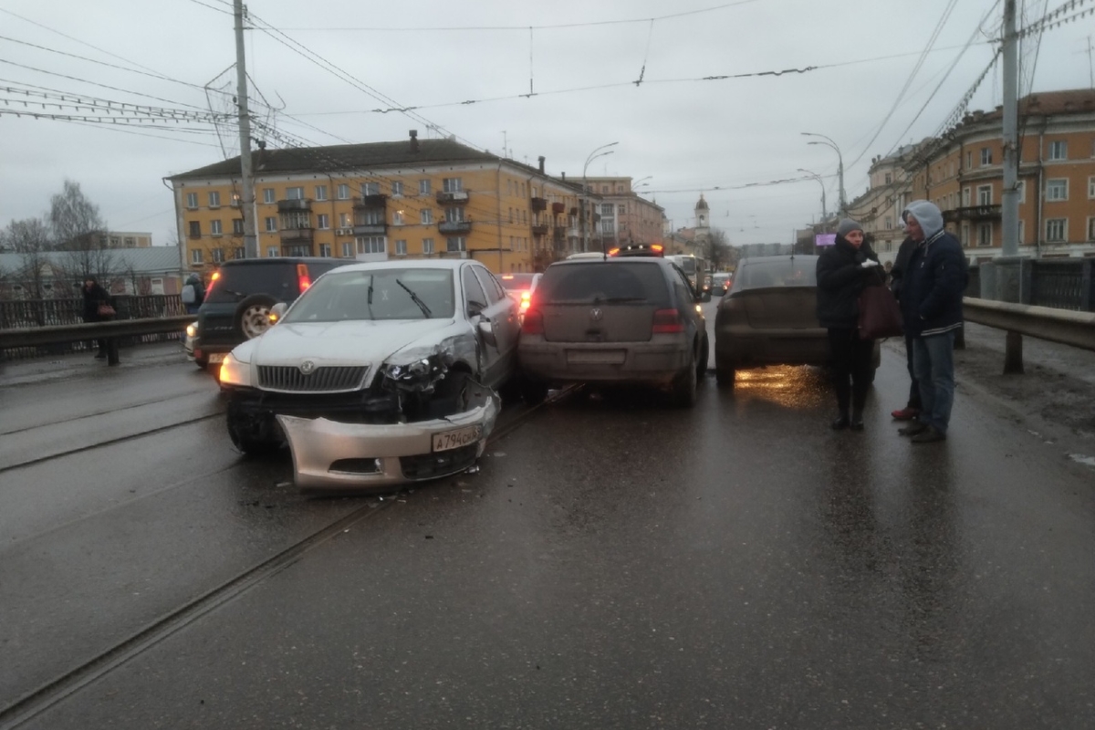 Сегодня утром в твери. Авария на Южном мосту Тверь. Массовое ДТП на Южном мосту Тверь. Авария на Восточном мосту в Твери сегодня.