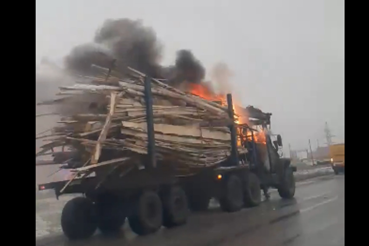 Серьезный пожар возле «Глобуса» в Твери: очевидцы сняли на видео пылающий  лесовоз | Твериград