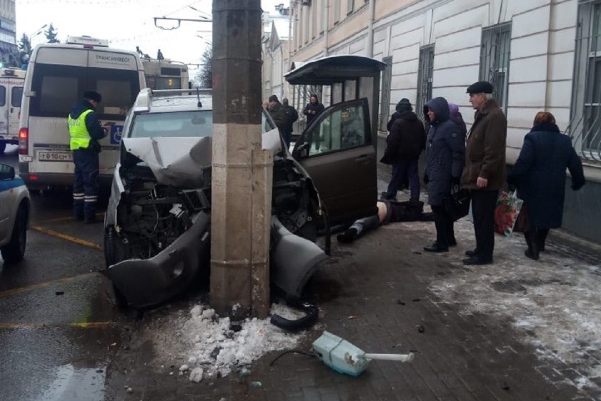 В центре Твери легковушка протаранила на скорости столб. Есть погибший |  Твериград