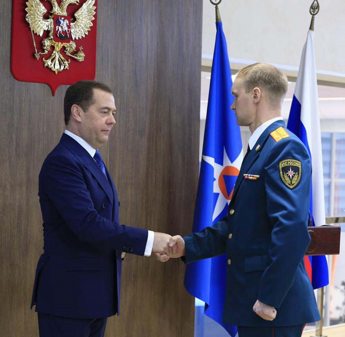Награда медведеву. Награждение Медведевым. Медведев полиция. Медведев МЧС.