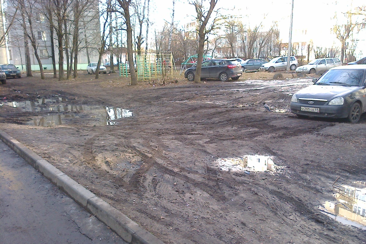 В Твери детская площадка превратилась в парковку для автомобилей | Твериград