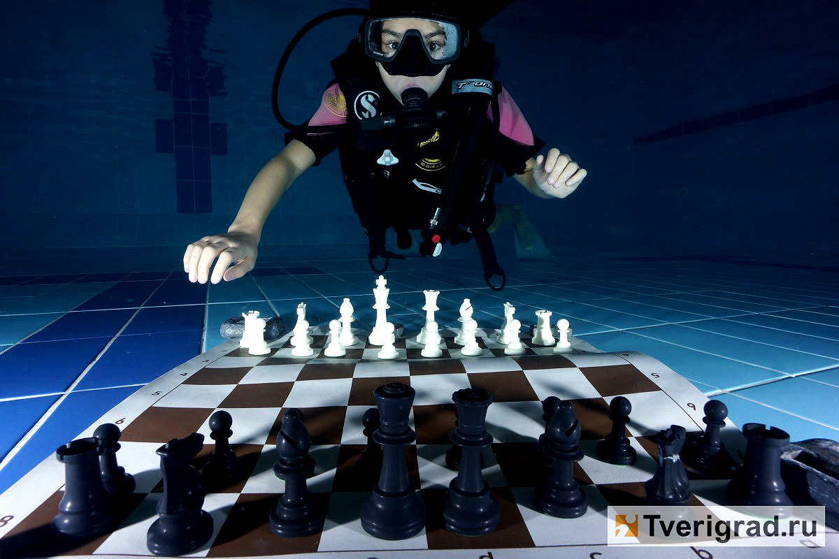 Флуордие шахматы. Шахматы. Шахматы на воде. Игра шахматы. Подводные шахматы вид спорта.