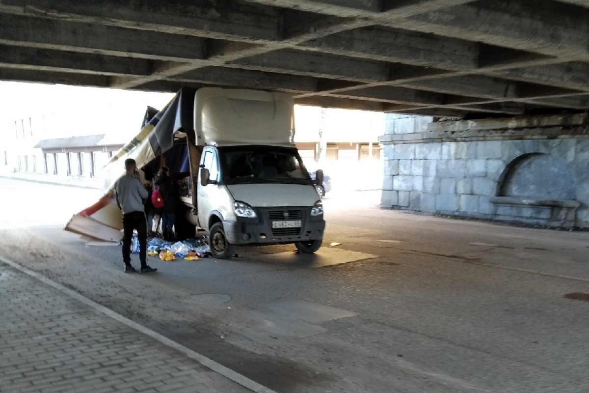 В Твери «Газель» застряла под Новым мостом | Твериград