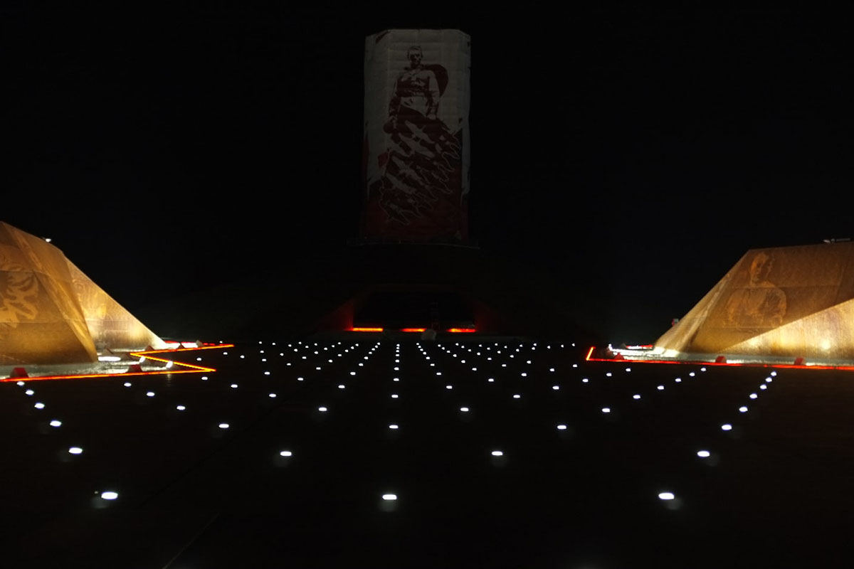 Памятник во ржеве фото ночью