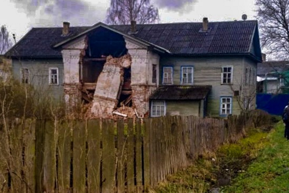 В Кувшиново частично обрушился старинный дом, в котором жили Максим Горький  и Сергей Ожегов | Твериград