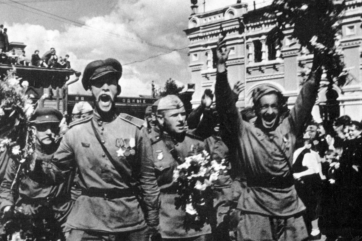 Фотографии победы. Фотографии Победы радость солдат 1945. Первое утро Победы. Война победа мединструкторы.