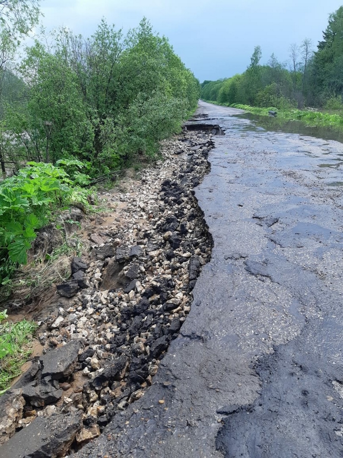 Дорогу размыло дождем