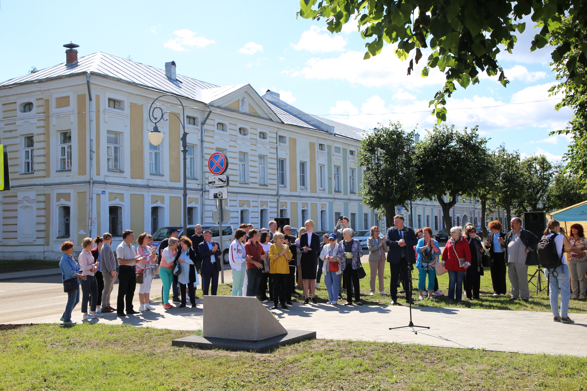 Памятник дементьеву в твери фото