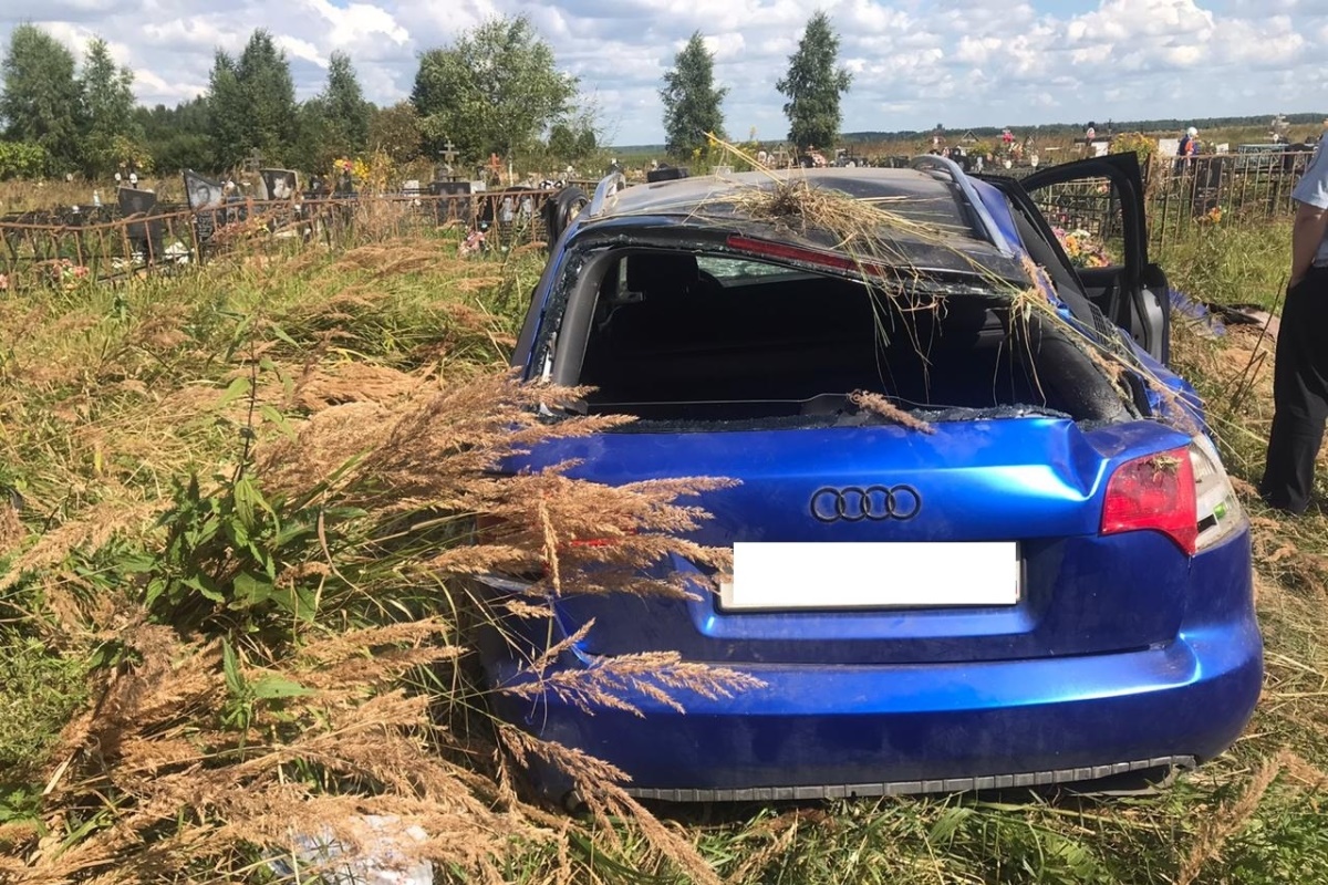 В Тверской области пьяный водитель перевернулся на машине рядом с кладбищем  | Твериград