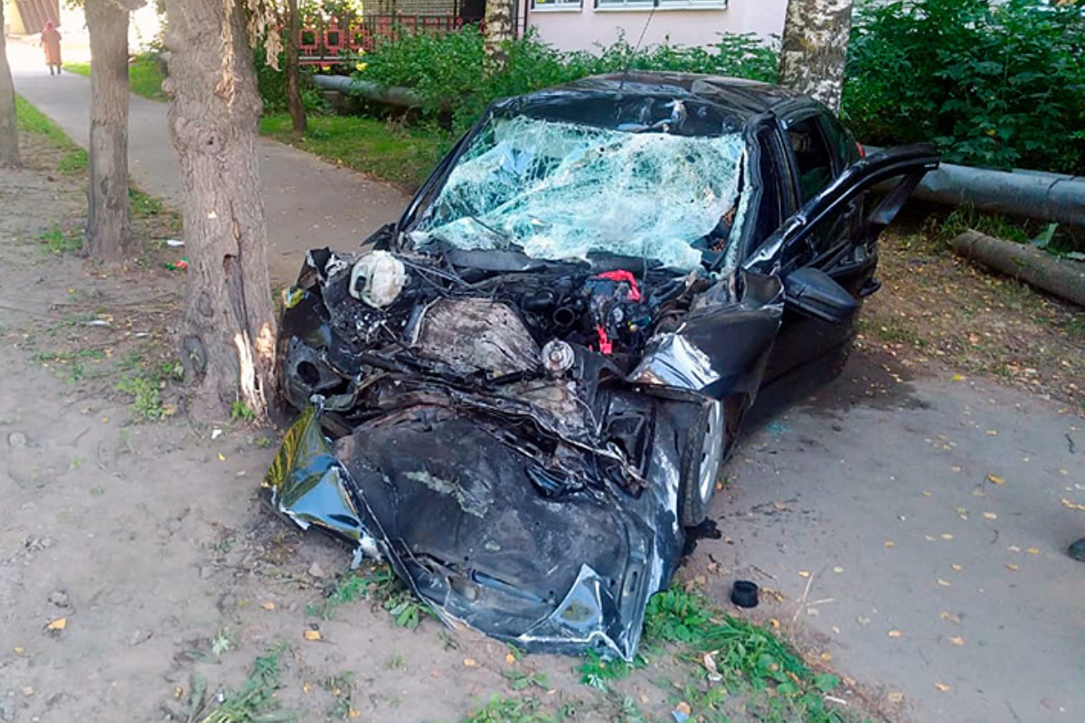 В Кимрах водитель иномарки протаранил две машины и дерево | Твериград