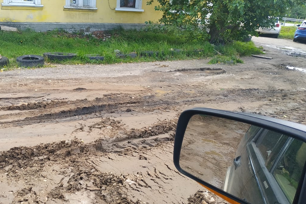 В Вышнем Волочке чиновники «отремонтировали» дорогу, засыпав её глиной |  Твериград