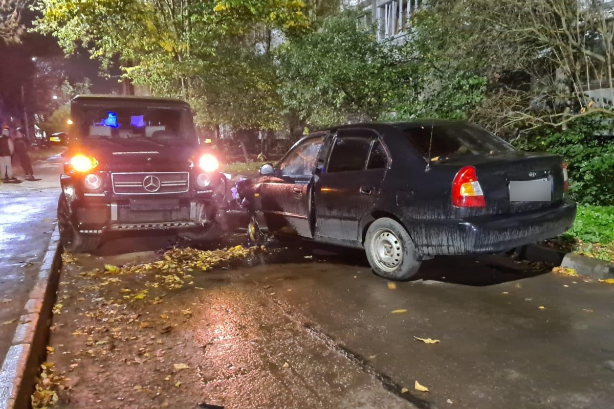 В Твери во дворе дома столкнулись Hyundai и Gelandewagen | Твериград