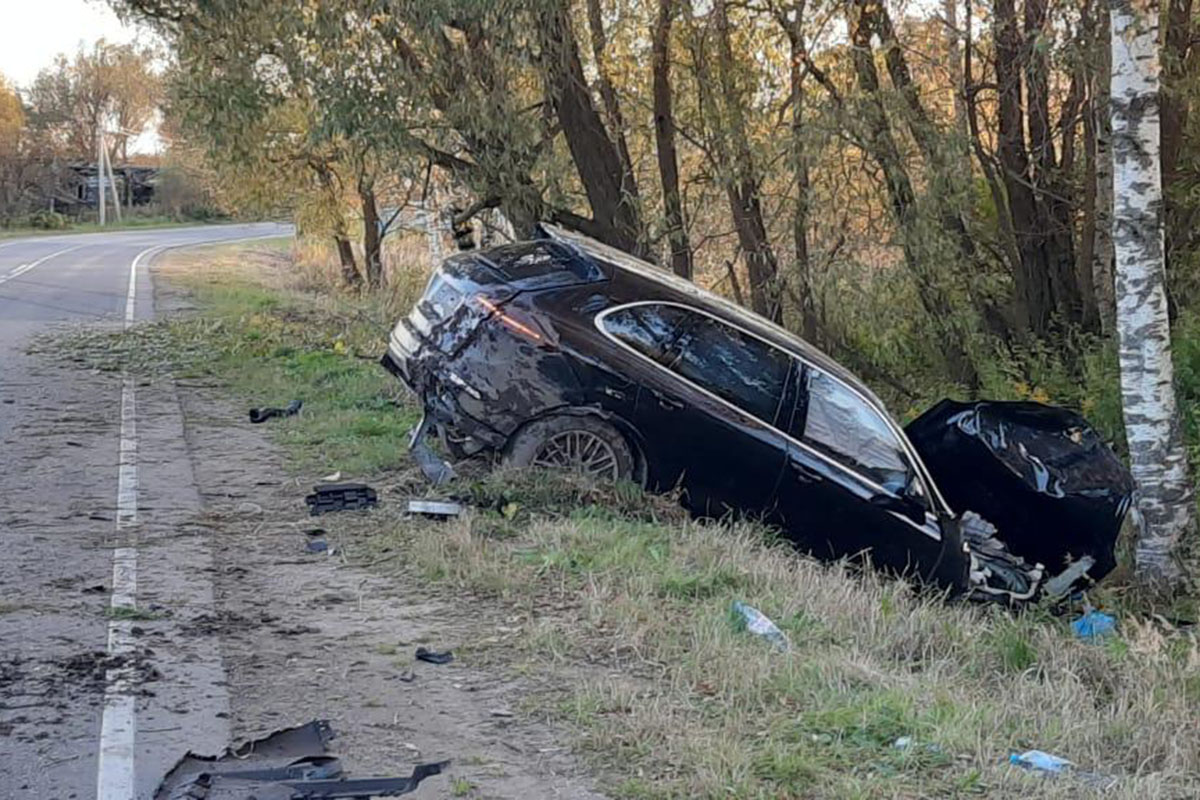 В Тверской области лихач на Porsche Cayenne протаранил дерево, есть  пострадавший | Твериград