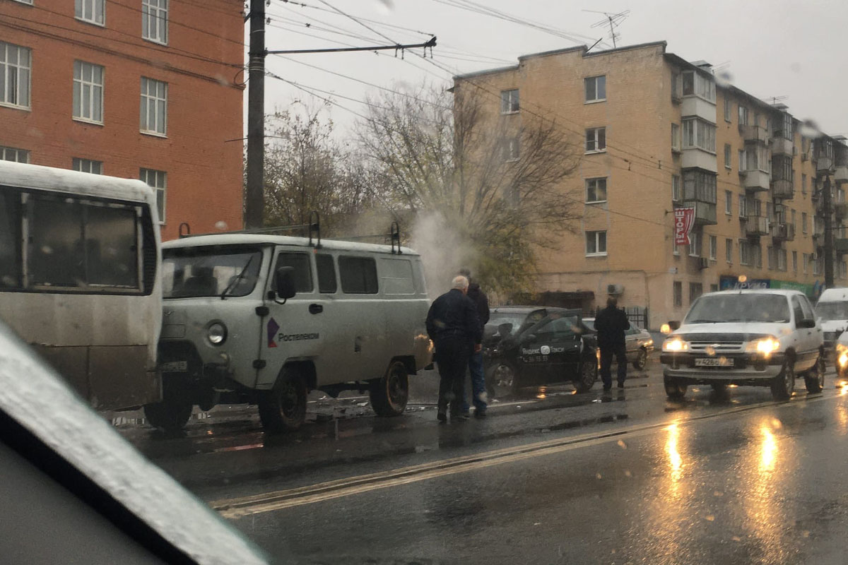 Волоколамский проспект в Твери встал в пробке из-за ДТП | Твериград