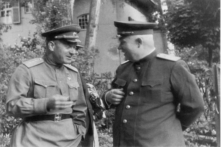 Слева генерал-майор И.А.Серов 