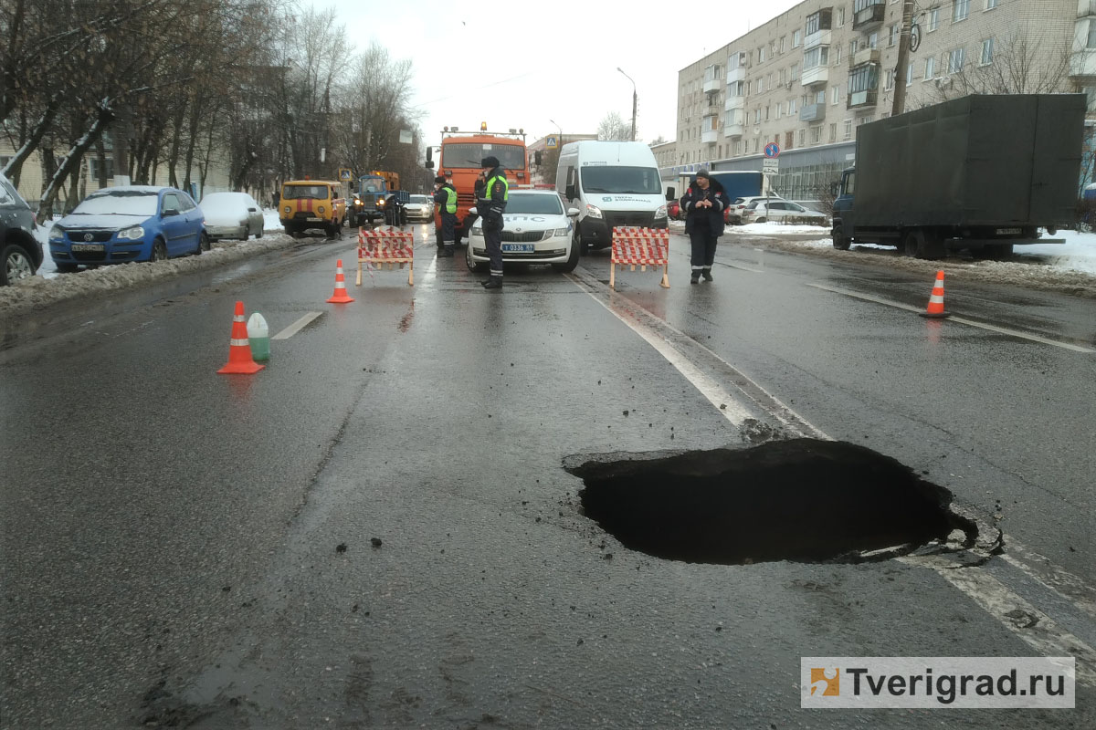 После провала асфальта на проспекте Победы в Твери изменили схему движения  | Твериград