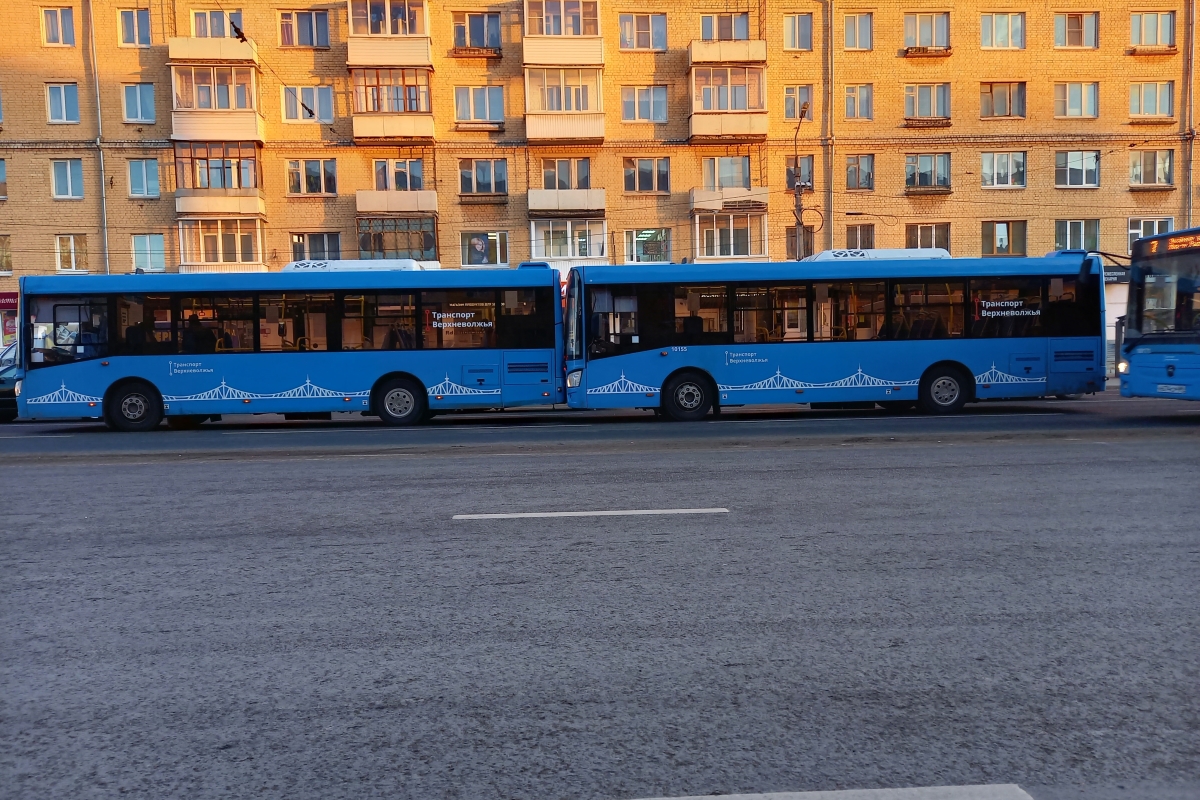 Два автобуса отъехали одновременно от остановки в противоположных направлениях через 2 ч расстояние