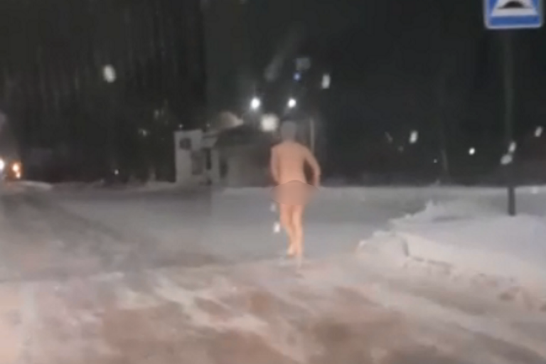 голый мужик на снегу