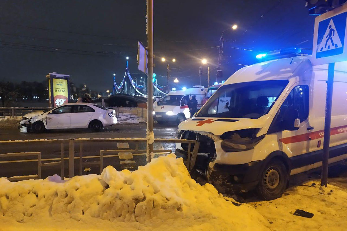 В Твери женщина на легковушке протаранила машину скорой помощи | Твериград