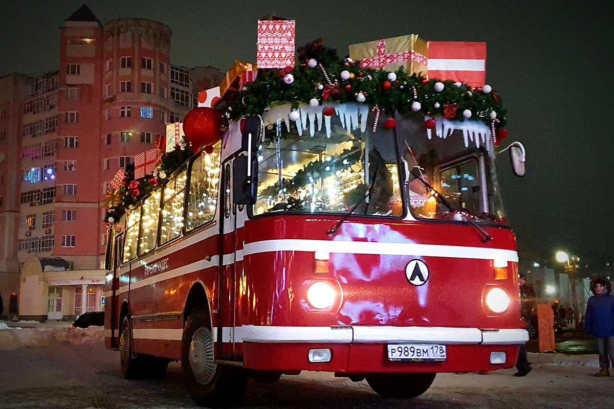 Новогодний автобус питер. Новогодние автобусы мира. Новогодний автобус фото. Новогодний автобус грязи. Маленький красный автобус новогодний.