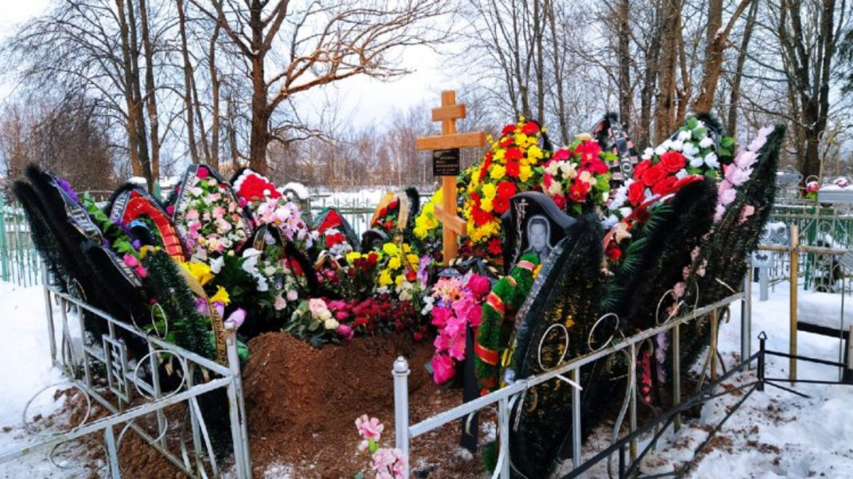 Где похоронен рыжков. Похороны Жанны Шепляковой. Могилы молодых девушек.