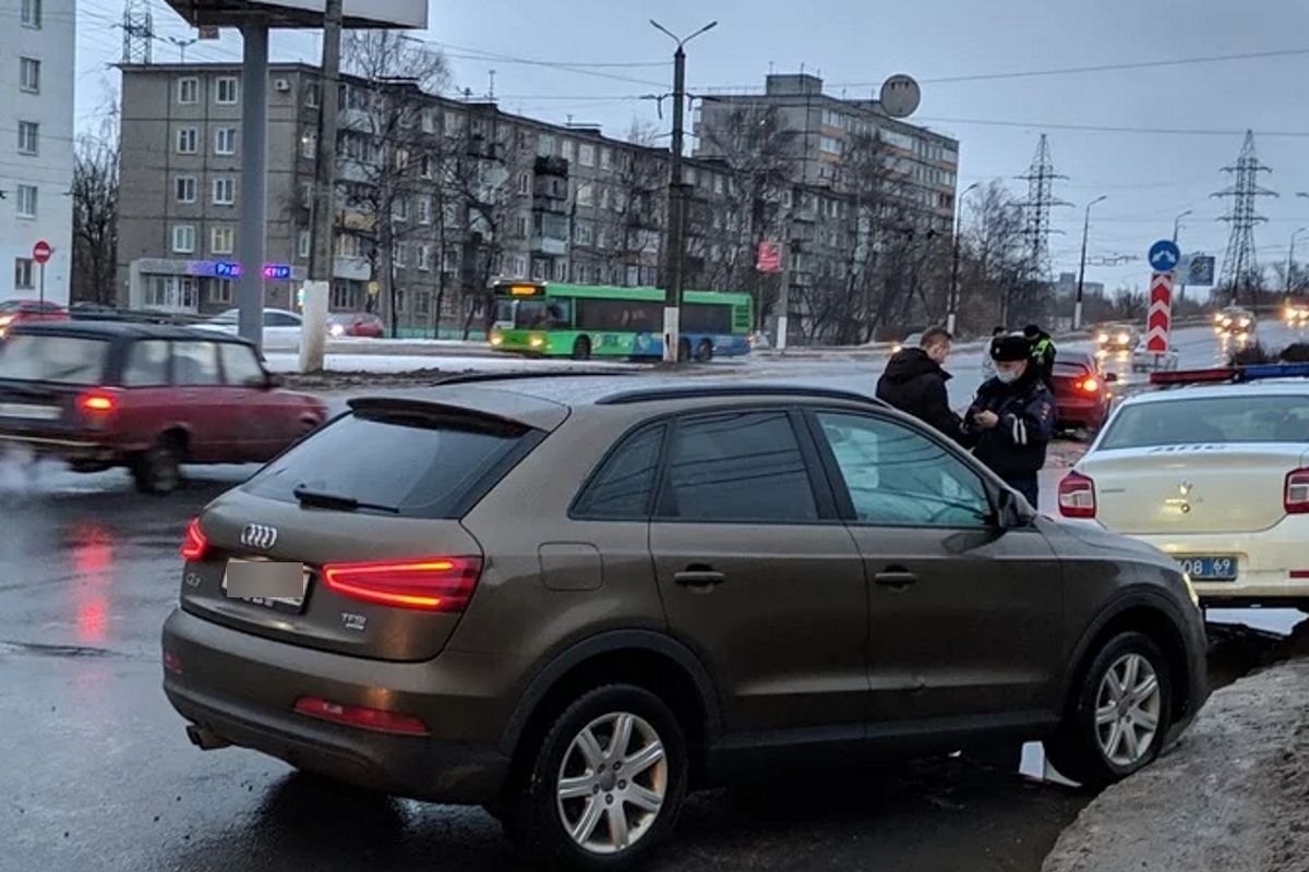 В Твери агрессивный водитель брызнул перцовым газом в салон машины, где  находилась семья с ребёнком | Твериград