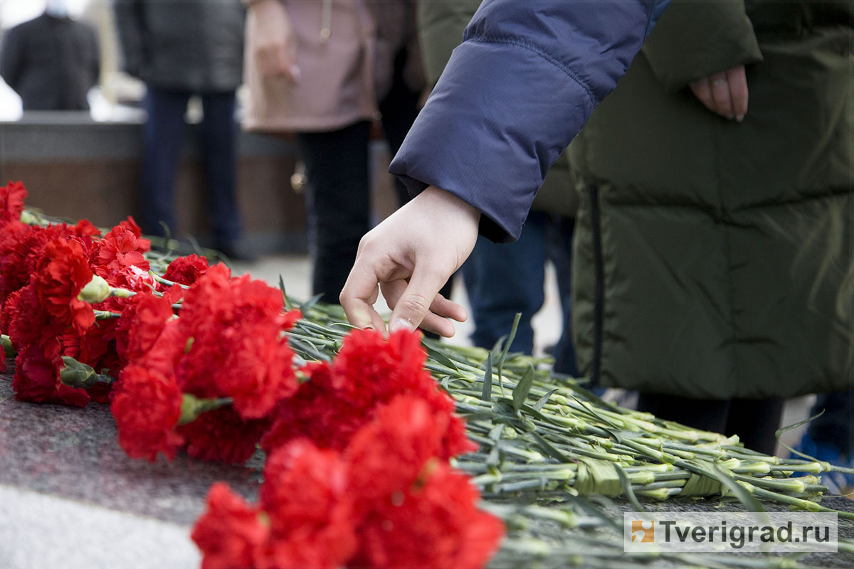 возложение цветов к памятнику. возложили цветы к памятнику. возлагать цветы к обелиску. день победы возложение цветов. дети возлагают цветы.