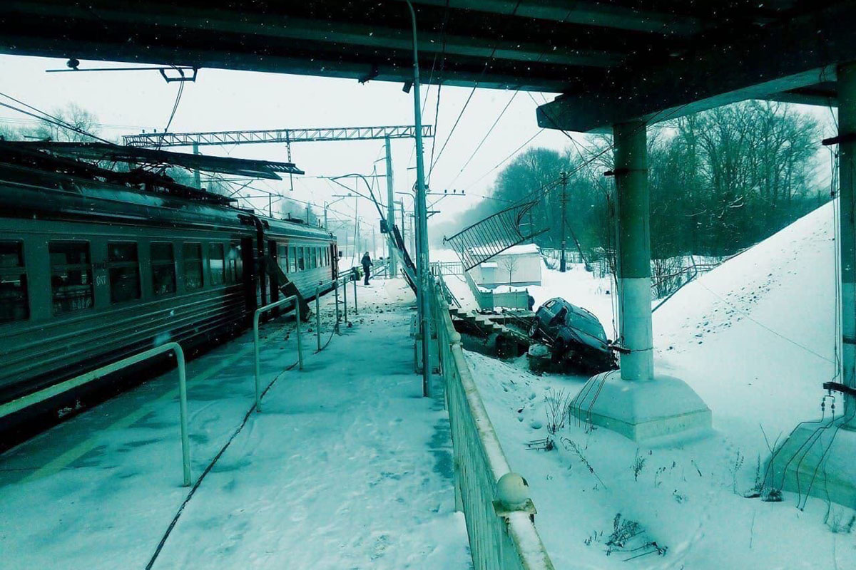 Под Клином машина упала с моста на электричку, следовавшую из Тверской  области | Твериград