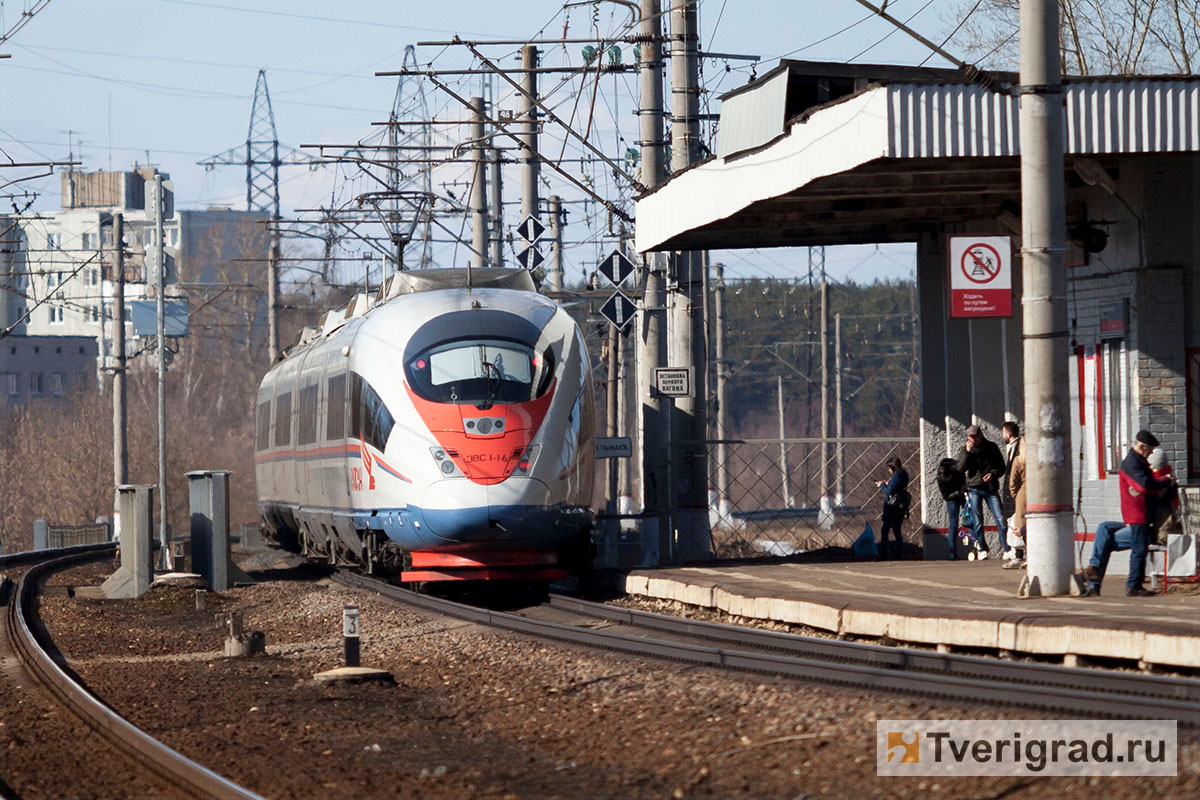 Электричка тверь академическая. Сапсан. Сапсан Тверь Москва. Электричка Редкино Тверь. Сапсан в Твери сбил человека.